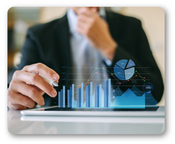 persona-y-grafico-en-la-pantalla-de-la-tableta-en-la-casa-de-contabilidad