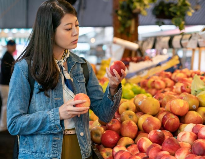 mujer-mercado-chino-manzanas-frutas